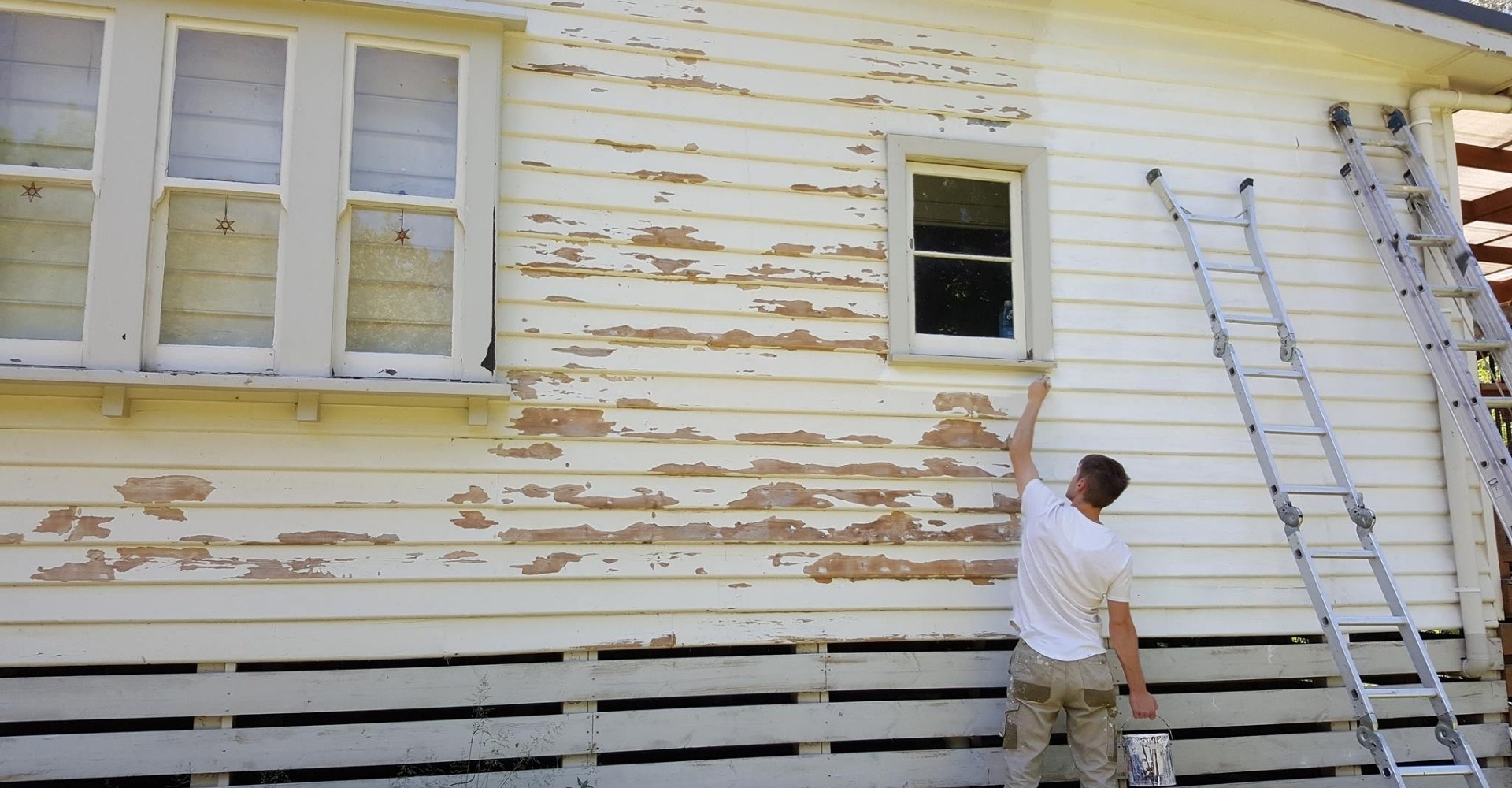 Ellison Painting painter preparing a weatherboard home in Wodonga